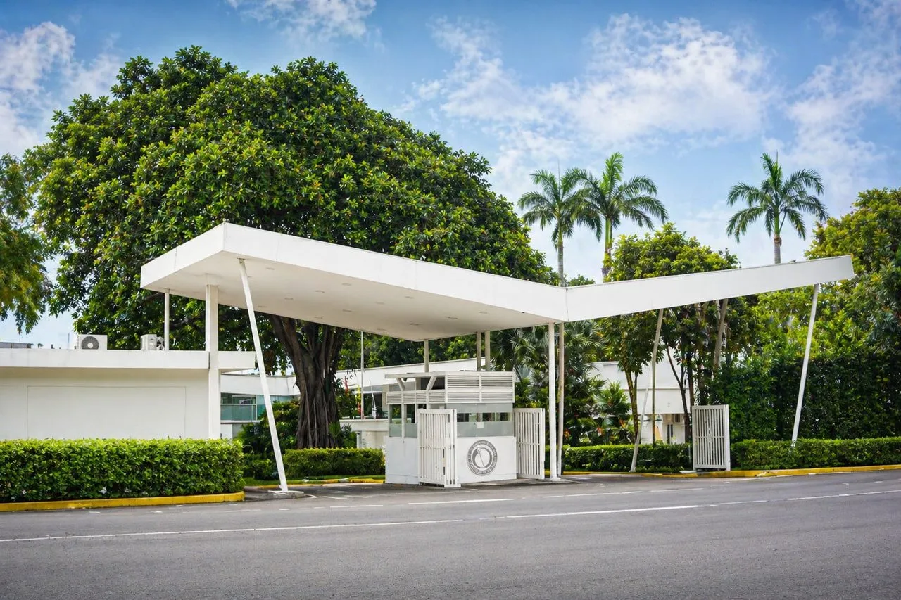 Entrada principal del Club Tenis Cúcuta